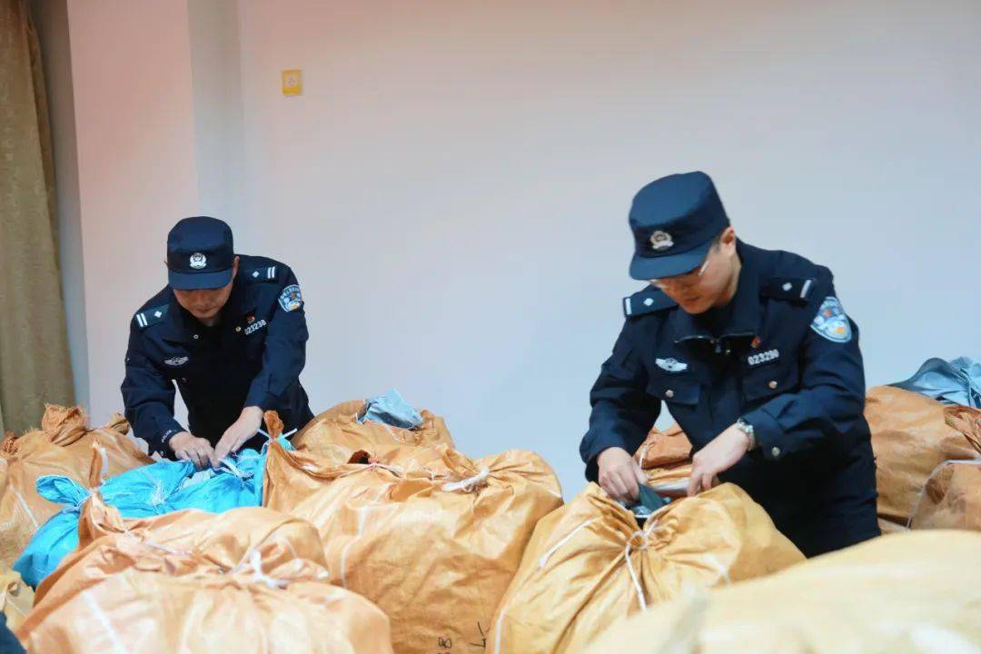 你穿的“始祖鸟”可能是k1体育app假的！九江警方查获假冒品牌运动服装上千件 涉案金额2800余万k1体育平台(图3)