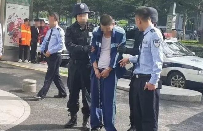 顾客和男老板在试运动服装衣间“运动k1体育ak1体育平台pp”老板：她要衣服打四折我不同意(图1)